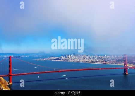 Le célèbre Golden Gate Bridge enjambe le détroit du Golden Gate, dans la ville de San Francisco, California USA Banque D'Images