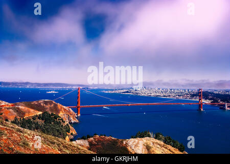 Le célèbre Golden Gate Bridge enjambe le détroit du Golden Gate, dans la ville de San Francisco, California USA Banque D'Images