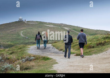 Les vacanciers en marchant le long du sentier du littoral à pointe de Towan à Newquay, Cornwall. Banque D'Images