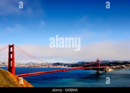 Le célèbre Golden Gate Bridge enjambe le détroit du Golden Gate, dans la ville de San Francisco, California USA Banque D'Images