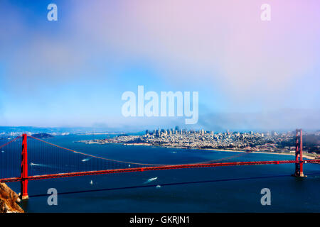 Le célèbre Golden Gate Bridge enjambe le détroit du Golden Gate, dans la ville de San Francisco, California USA Banque D'Images