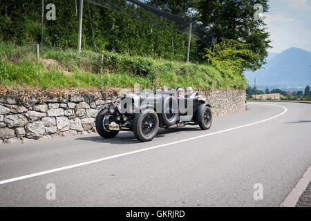 Merano, Italie - Juillet 08, 2016 : Bentley 4-5 litre ouvrir Scena Road en direction de Schenna village Banque D'Images