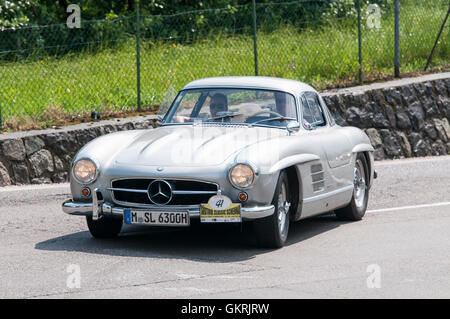 Merano, Italie - Juillet 08, 2016 : Merceces tandis que 300 SL Gullwing sur la route en direction de Merano Schenna village Banque D'Images