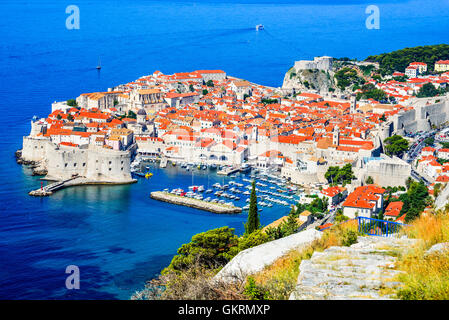 Dubrovnik, Croatie. Vue pittoresque sur la vieille ville médiévale (Ragusa) et de la côte dalmate de la mer Adriatique. Banque D'Images