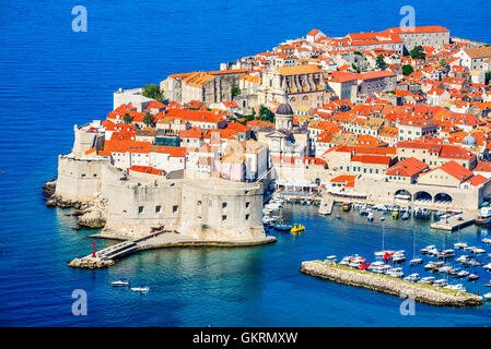 Dubrovnik, Croatie. Vue pittoresque sur la vieille ville médiévale (Ragusa) et de la côte dalmate de la mer Adriatique. Banque D'Images