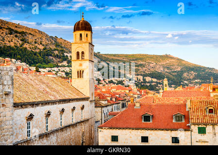 Dubrovnik, Croatie. Lumière dorée au coucher du soleil sur les toits de la Vieille Ville de Raguse (Duvrovnik). Banque D'Images