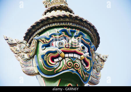 Tête de statue démon géant thaïlandais ou Yak Gardien de Wat Phra Kaew Temple de Bouddha d'Emeraude ou Wat Phra Si Rattana Satsadaram dans B Banque D'Images