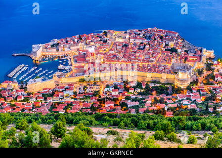 Dubrovnik, Croatie. Crépuscule spectaculaire vue pittoresque sur la vieille ville de Dubrovnik, Ragusa sur la côte dalmate. Banque D'Images