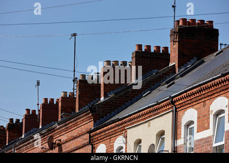 Rangées de briques rouges sur les cheminées des maisons de ville victorienne avec terrasse rushfield Avenue south belfast Irlande du Nord Banque D'Images