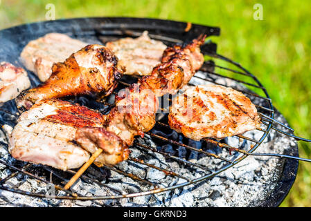 Barbecue avec différentes sortes de viande, close-up. Banque D'Images