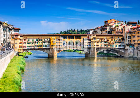 Florence, Italie. Arno et célèbre pont Ponte Vecchio au coucher du soleil (Italien : Firenze, Toscana). Banque D'Images