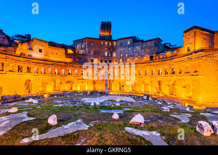 Rome, Italie. Crépuscule sur l'ancienne Marchés de Trajan, les ruines dans la Via dei Fori Imperiali, Rome. Banque D'Images