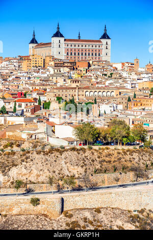 Toledo, Espagne. Alcazar et la ville antique sur une colline sur le Tage, Castilla la Mancha attraction médiévale de Espana. Banque D'Images