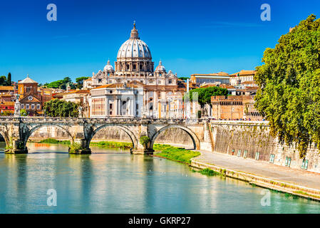 Rome, Italie. Dôme de Vatican Basilique Saint Pierre (Italien : San Pietro) et Sant Angelo, pont au-dessus du Tibre. Banque D'Images