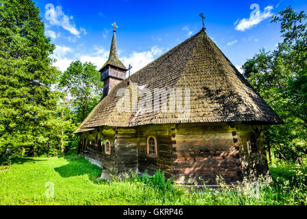 Breb, Roumanie. Vieux village de Maramureş, église en bois traditionnel roumain style architectural, la vie à la campagne. Banque D'Images