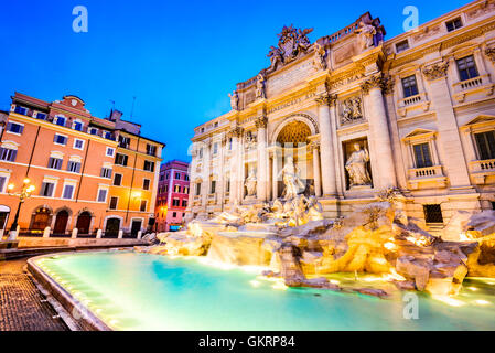 Rome, Italie. Orné d'une fontaine de Trevi et poli Palace (1762) illuminée la nuit dans le coeur de Rome. Banque D'Images