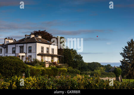 Ees Wyke Country House à près de Sawrey avec Virgin montgolfière en ciel, près de Hawkshead, Lake District, Cumbria Banque D'Images