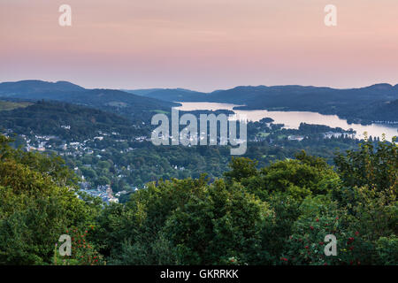 La vue sur l'extrémité sud de Windermere et sa ville depuis Orrest Head, vue depuis le point de vue d'Orrest Head, près de Windermere, Lake District, Cumbria Banque D'Images