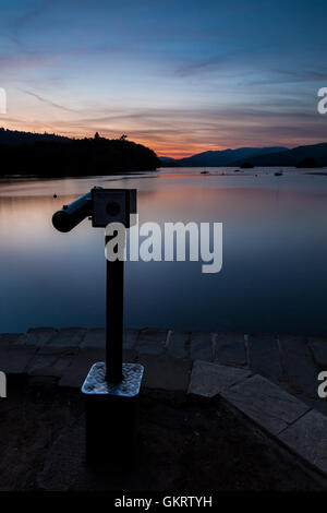 Coucher de soleil sur Windermere, vu de Bowness sur Windermere, Lake District, Cumbria Banque D'Images