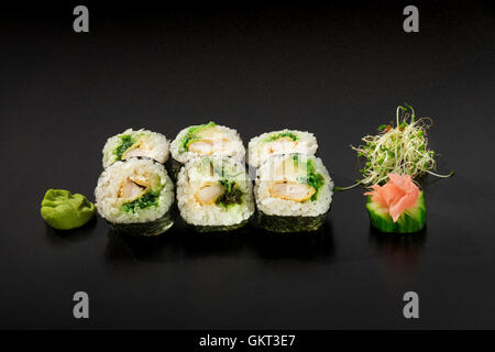 Délicieux rouleaux de sushi japonais décoré de salade d'algues et wasabi Banque D'Images