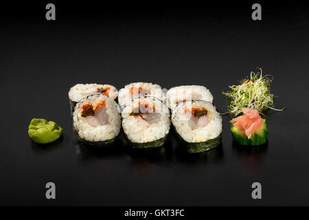 Rouleaux de sushi délicieux est décoré de salade d'algues et wasabi Banque D'Images