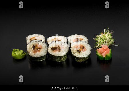 Rouleaux de sushi japonais frais décoré de salade d'algues et wasabi Banque D'Images
