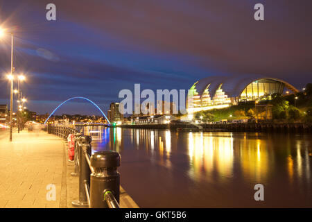 Le Gateshead Millennium Bridge moderne et Sage Centre repris de Newcastle Quayside, Tyne et Wear Banque D'Images