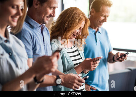 Les gens occupés avec les téléphones intelligents Banque D'Images