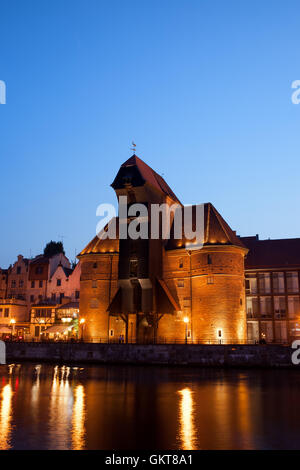 La grue de Gdansk, en Pologne, ville médiévale au bord de la rivière historique, illuminé la nuit Banque D'Images