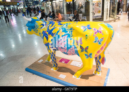 La gare de Waterloo, Londres accueille Surrey CowParade avec nouveau modèle en fibre de verre coloré Banque D'Images