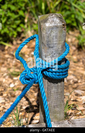 Secured corde autour de poteau d'amarrage. Norfolk Broads UK Banque D'Images