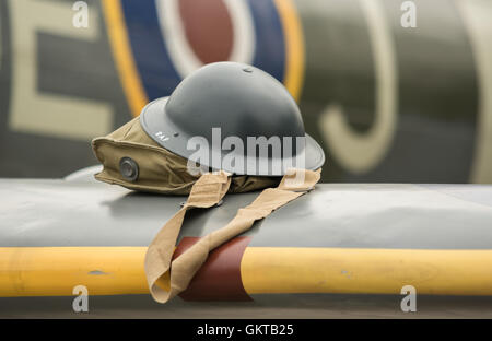 Tin casque et sac sur l'aile d'un Spitfire Banque D'Images