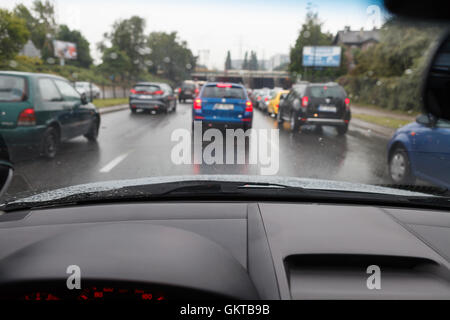 Mauvais temps conduire une voiture en embouteillage - Vue brouillée Banque D'Images