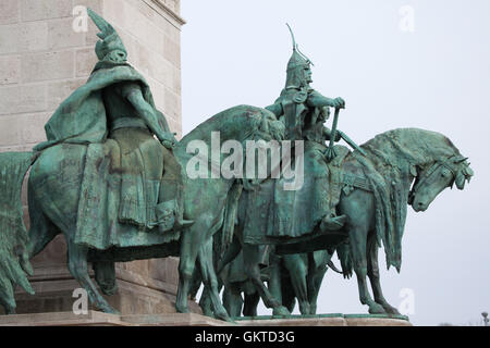 Sept chefs de file les Magyars par le Prince Arpad (R). Statues de sculpteur hongrois György Zala sur le Monument du millénaire de la Place des Héros à Budapest, Hongrie. Banque D'Images