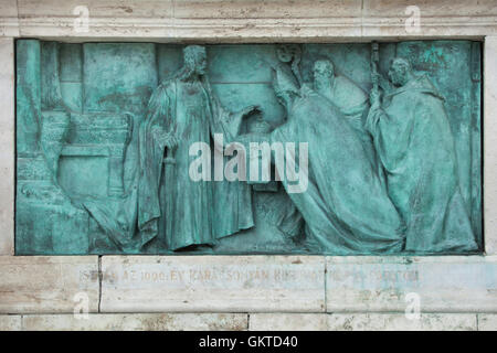 Saint Etienne reçoit la Sainte Couronne de Hongrie de l'évêque Astrik qui a été envoyé par le pape Sylvestre II en 1000. L'allégement en bronze par le sculpteur hongrois György Zala sur le Monument du millénaire de la Place des Héros à Budapest, Hongrie. Banque D'Images