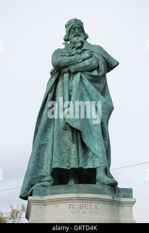 Le roi Béla IV de Hongrie. Statue par le sculpteur hongrois György Zala sur le Monument du millénaire de la Place des Héros à Budapest, Hongrie. Banque D'Images