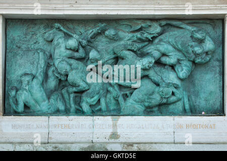 Chef militaire hongrois Janos Hunyadi bat les Turcs durant le siège de Belgrade par le sultan ottoman Mehmed le Conquérant en 1456. L'allégement en bronze par le sculpteur hongrois György Zala sur le Monument du millénaire de la Place des Héros à Budapest, Hongrie. Banque D'Images