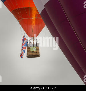 Ballon à air chaud à l'aide de brûleur pour contrôler c'est l'atterrissage à la 38e conférence annuelle de Bristol International Balloon Fiesta Banque D'Images