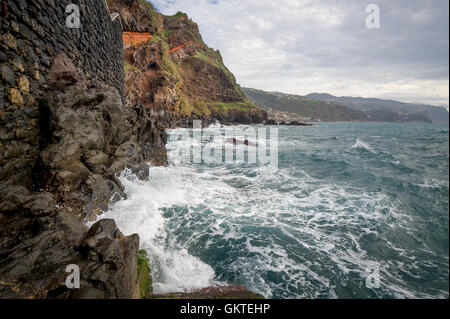 Les vagues de l'océan et des rochers de l'île de Madère. Banque D'Images