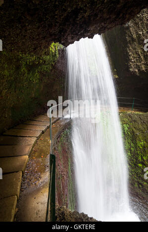 Au cours de la chute d'un chemin de randonnée Levada Nova, l'île de Madère. Banque D'Images