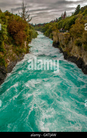 Le Huka Falls sont un ensemble de chutes d'eau de la rivière Waikato, qui draine le lac Taupo en Nouvelle-Zélande. Banque D'Images