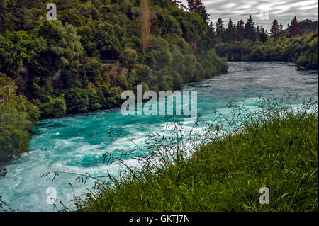 Le Huka Falls sont un ensemble de chutes d'eau de la rivière Waikato, qui draine le lac Taupo en Nouvelle-Zélande. Banque D'Images