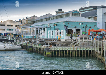 Wellington, Nouvelle-Zélande - 3 mars, 2016 : restaurants sur la rue Wellington, au bord de l'île nord de la Nouvelle-Zélande Banque D'Images