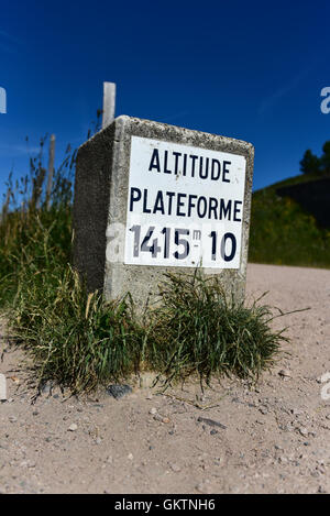 Marqueur d'Altitude à 1415m sur le Puy-de-Dôme en Auvergne volcan Banque D'Images