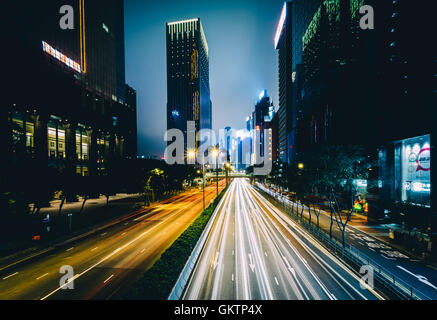 La station de métro Gloucester Road et les gratte-ciel modernes de nuit, à Wan Chai, Hong Kong, Hong Kong. Banque D'Images