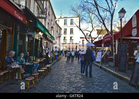 PARIS, FRANCE - 20 avril 2015 : les touristes à la Place du Tertre à Montmartre, la place est pleine de restaurants et d'artistes locaux. Banque D'Images