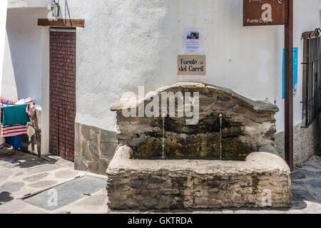 Fuente del Carril fontaine située sur un coin de rue de Capileira, Espagne, un "village blanc.' Capileira est dans la province de Grenade. Banque D'Images