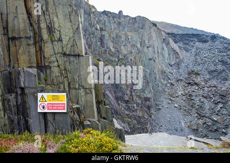 Gallois et Anglais Bilingue Danger et pas d'entrée dans les signes Dinorwig carrière d'ardoise. Llanberis, Gwynedd, au nord du Pays de Galles, Royaume-Uni Banque D'Images