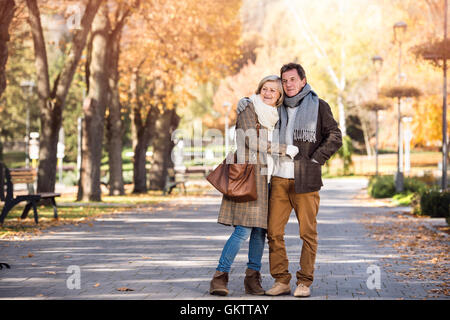 Beau couple hugging in park. Nature ensoleillée d'automne. Banque D'Images