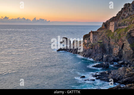 Botallack ; Les couronnes maisons moteur ; Cornwall, UK Banque D'Images